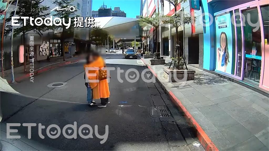 「和尚」當街擁吻女子? 男偽裝出家僧眾 民俗專家:不妥
