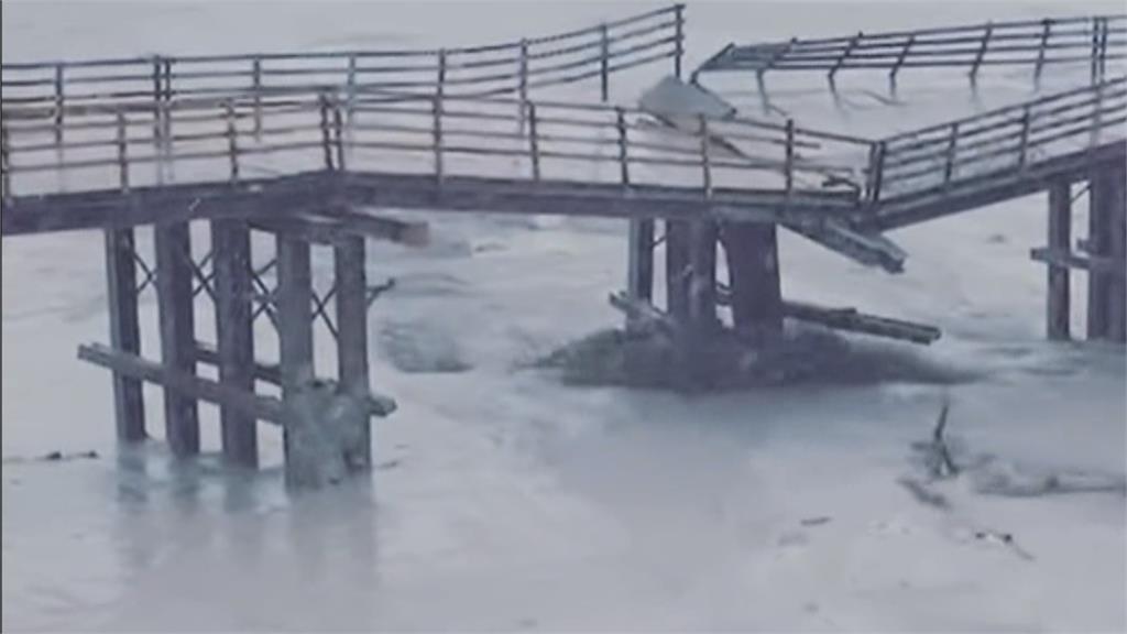 高雄玉穗溪爆發土石流　沖毀明霸克露橋3里成孤島