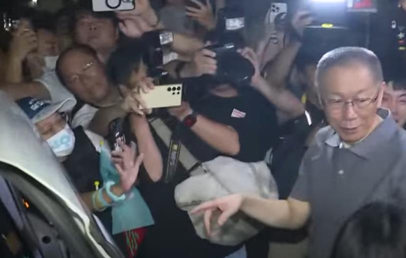 快新聞／柯文哲走出新竹老家！小草夾道簇擁　激動狂喊：阿北加油清清白白