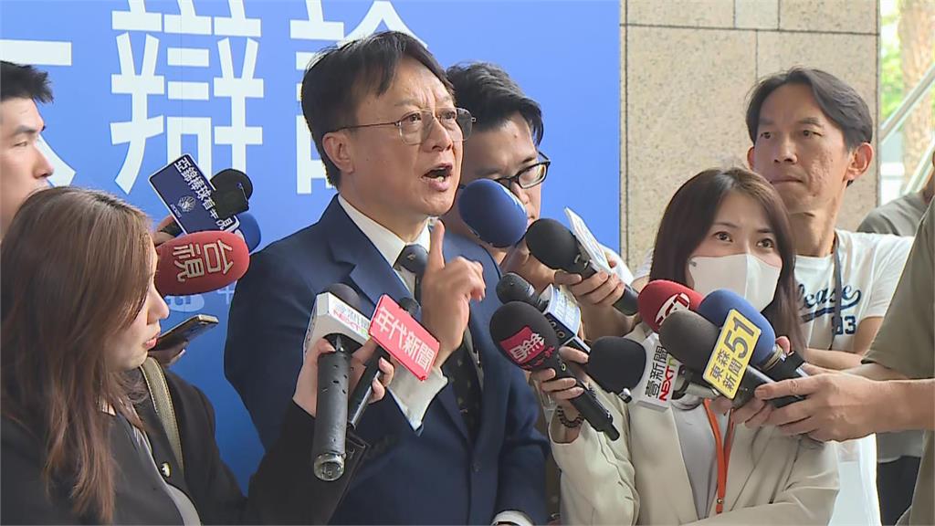快新聞/卓伯源暴怒!大罵《中天》不要臉 「強闖辯論會場」爆肢體衝突