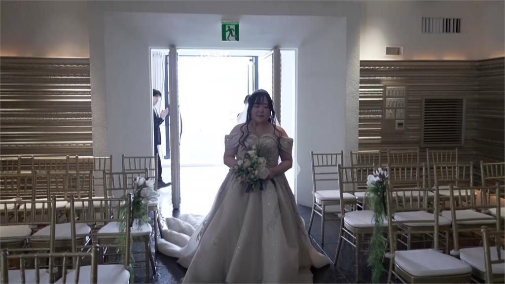 女戴上AR眼鏡投影出「AI老公」影像　舉辦婚禮、戴戒指合照