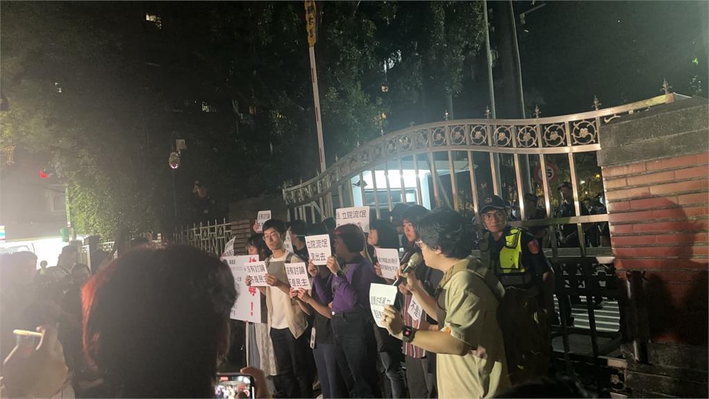 快新聞/學生不忍了! 集結立院外高喊口號「國民黨死性不改、民主已死」
