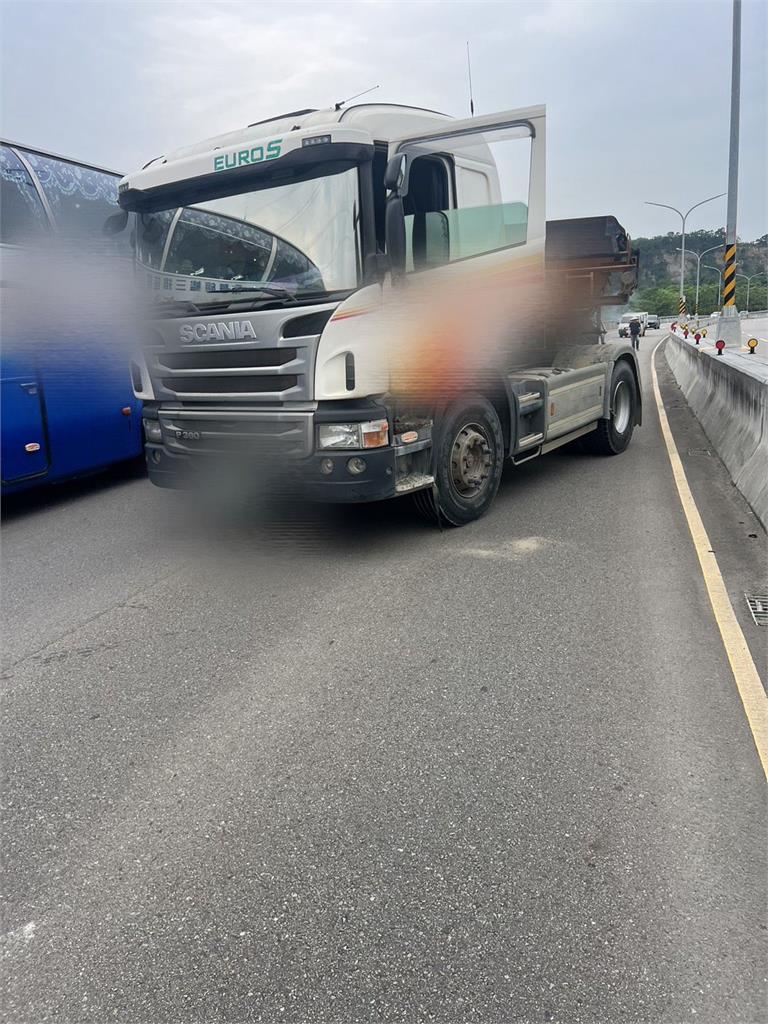 快新聞/砂石車司機返車取物摔倒仰躺車道 慘遭後方機車騎士輾爆頭