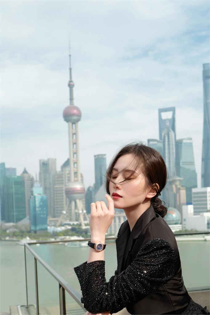 才剛爆婚變!劉詩詩化身「黑天鵝」電翻全場 一轉身曝纖細腰線網超嗨
