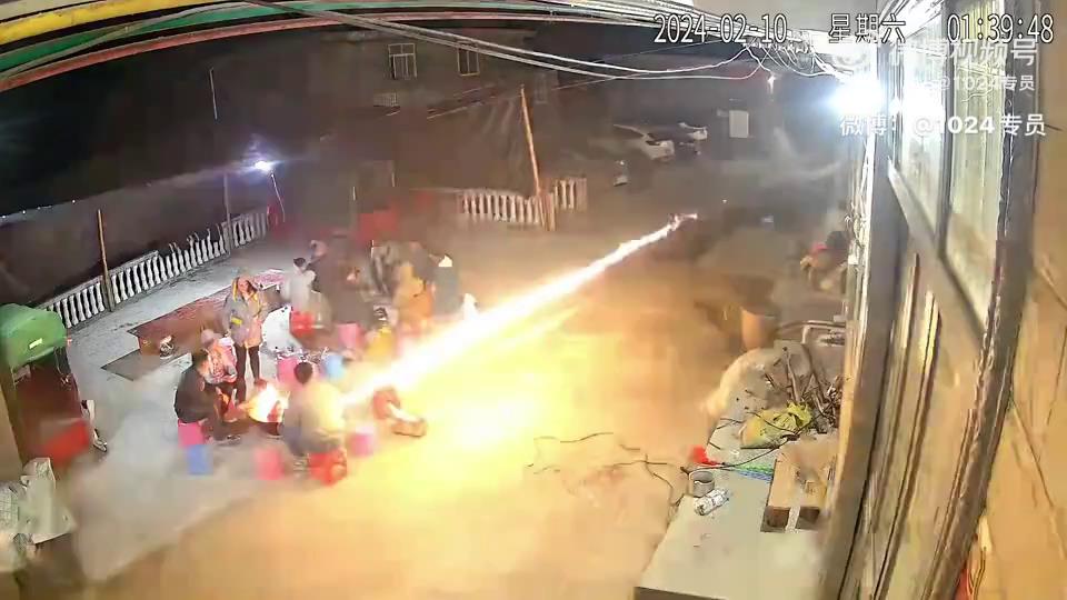 吃火鍋也出事！12人戶外圍爐遭「沖天炮猛射」　網嚇：哈瑪斯巷戰？
