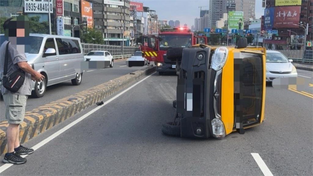 高雄小貨車駕駛疑似恍神 直撞安全島側翻躺車道
