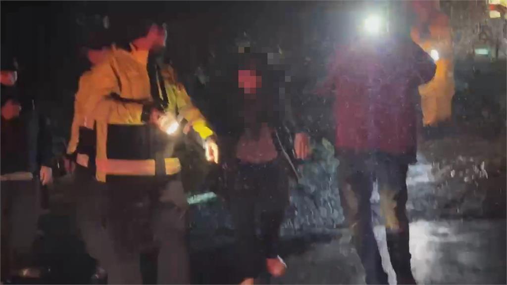 無照男大生載女友練習開車 停車摔落5層樓高邊坡