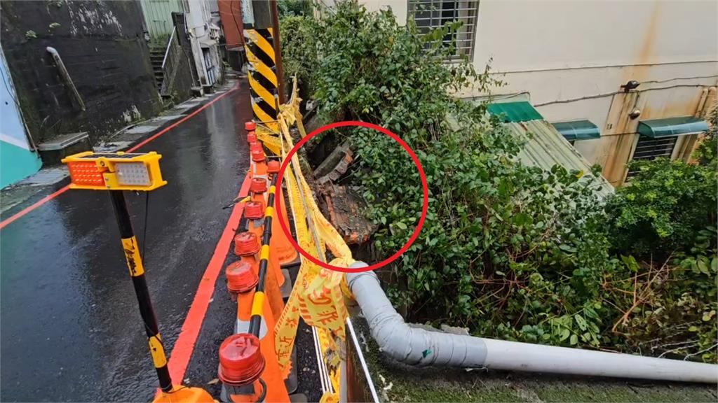 快新聞／鳳凰已傳災情！北投立農公園「路樹倒塌」砸中民宅　基隆1圍牆倒塌暫難維修