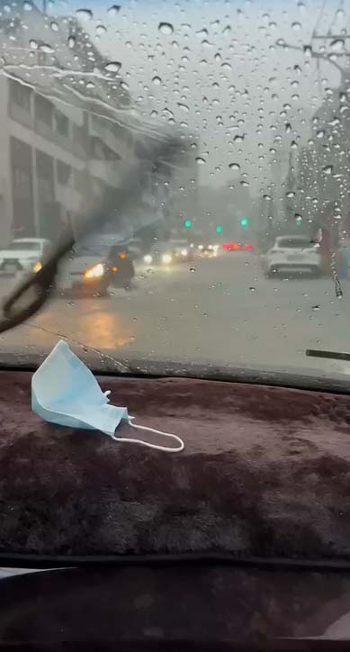 快新聞/豪雨炸南台灣水淹小腿肚高 騎士「涉水推車」畫面曝