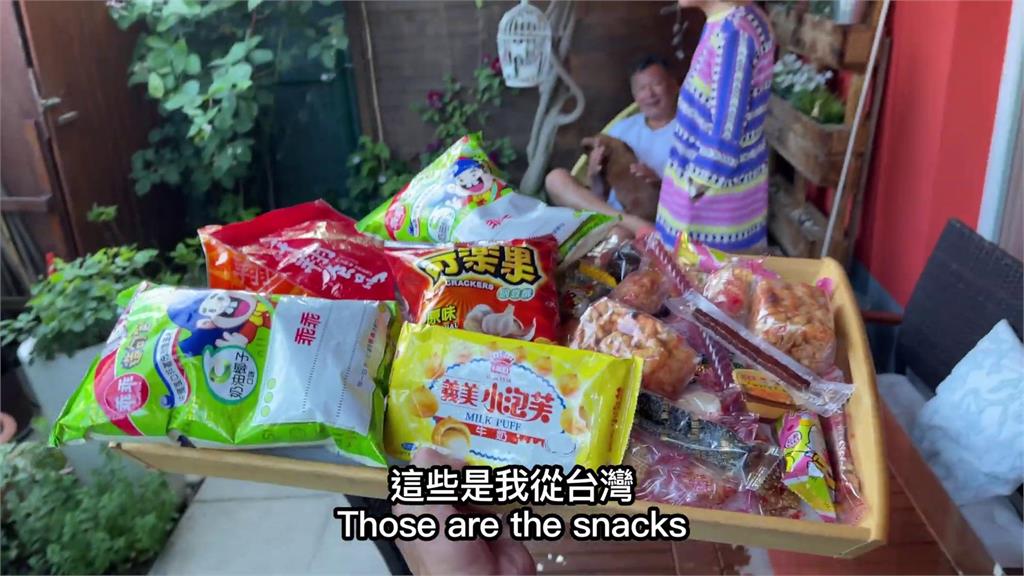 外國人初嚐台灣傳統零食　1零食口感奇特：這是狗糧嗎？