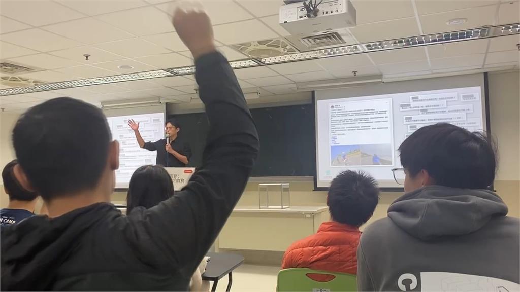 黃國昌政大演講全程不開放拍攝　學生抗議「還我憲法法庭」