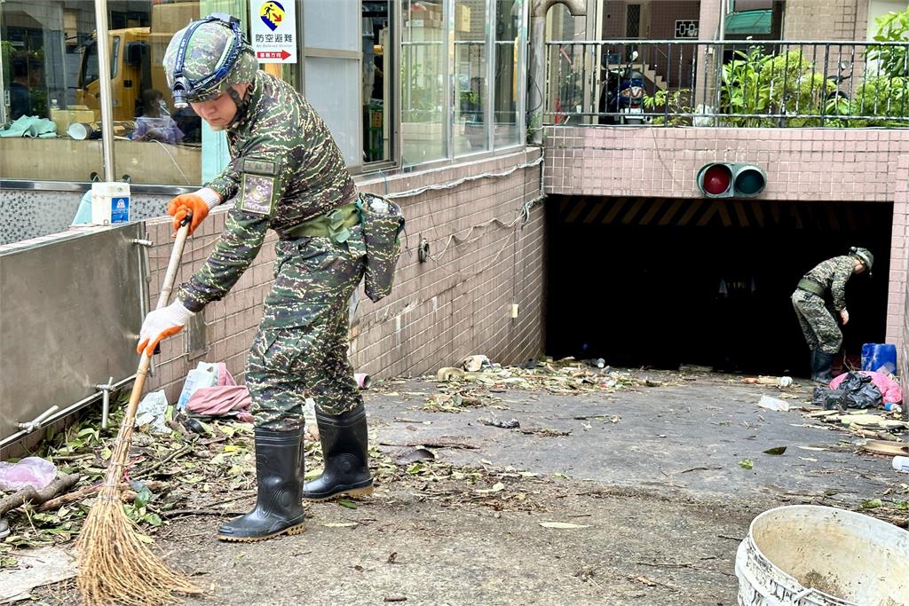 快新聞／大樓淹水沒電「抽水快3天」終於要抽完！　陳其邁：高雄剩2棟未復電