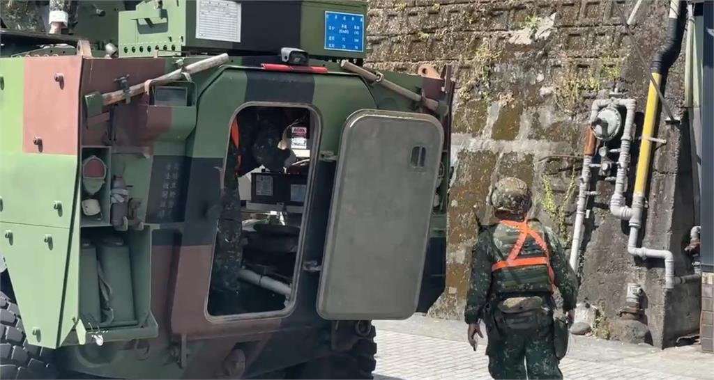 快新聞／畫面曝！基隆國軍雲豹甲車突拋錨　釀一線道堵車