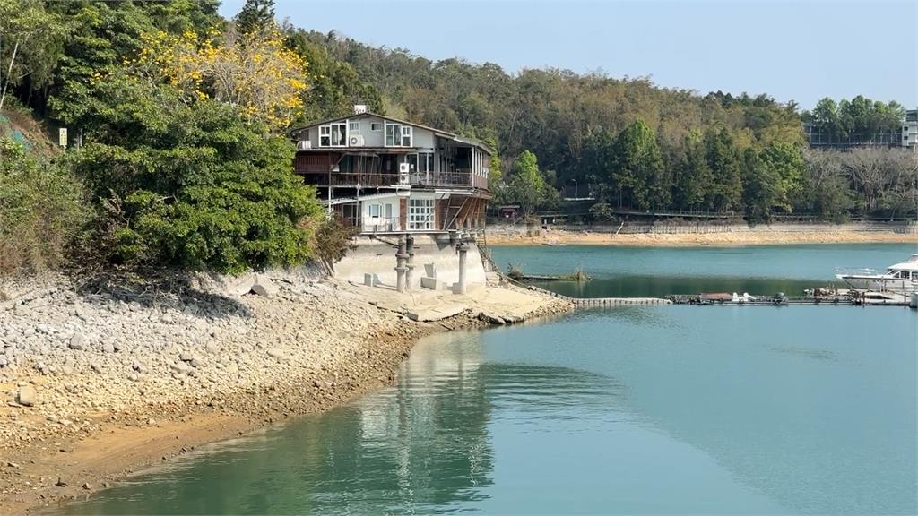 日月潭驚現「陰陽海」！？　湖面染色竟是這個原因...