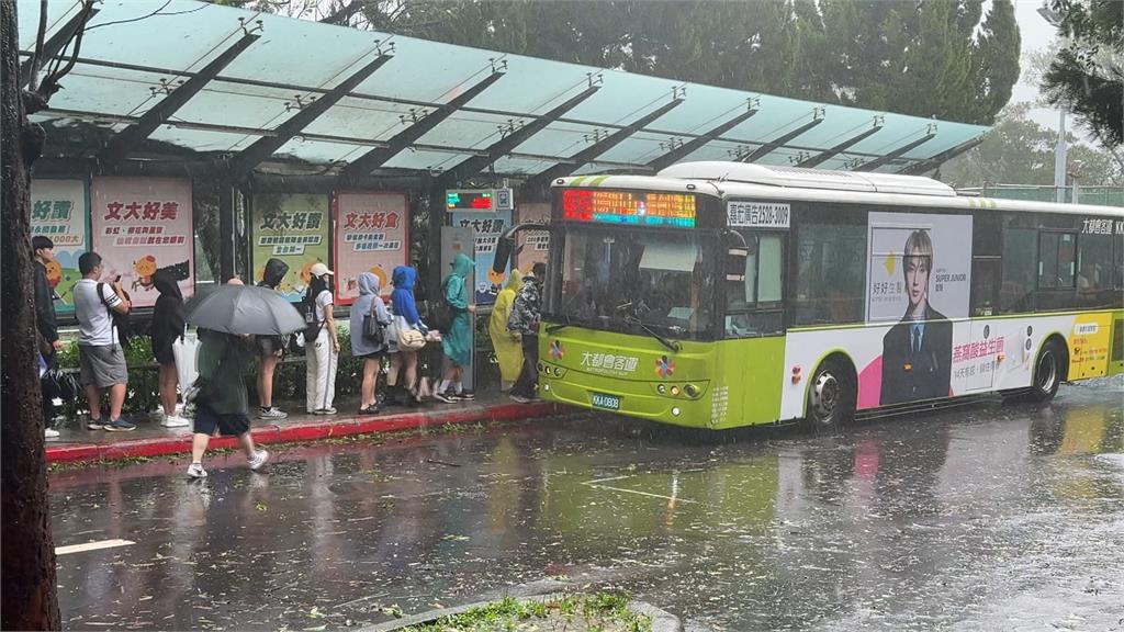 風雨襲雙北大學! 文大颳11級風週二起採線上授課