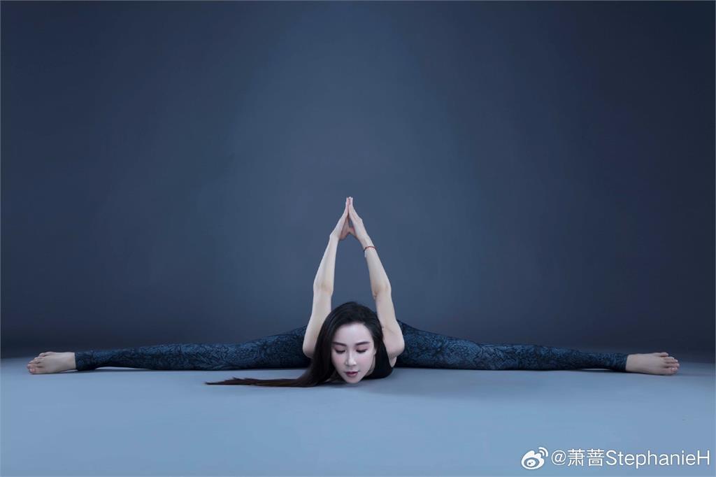 蕭薔衝中國「彎腰搭車」57歲狀態太狂!「猛寵粉太大方」網震撼:香噴噴