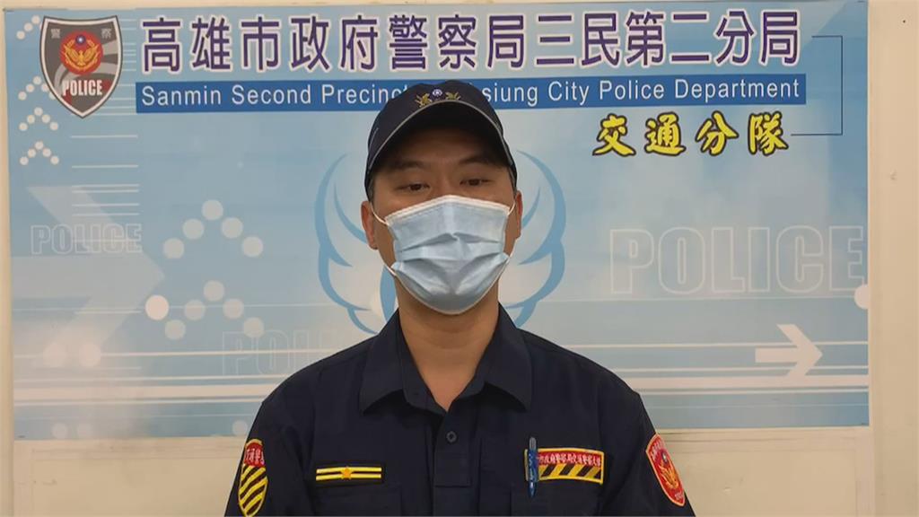悚!騎士閃轎車往左倒 遭聯結車輪撞上