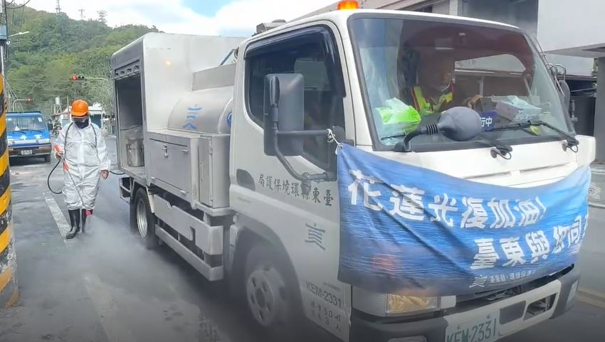 洪災後水溝堵淤泥 國土署委託業者清溝消毒