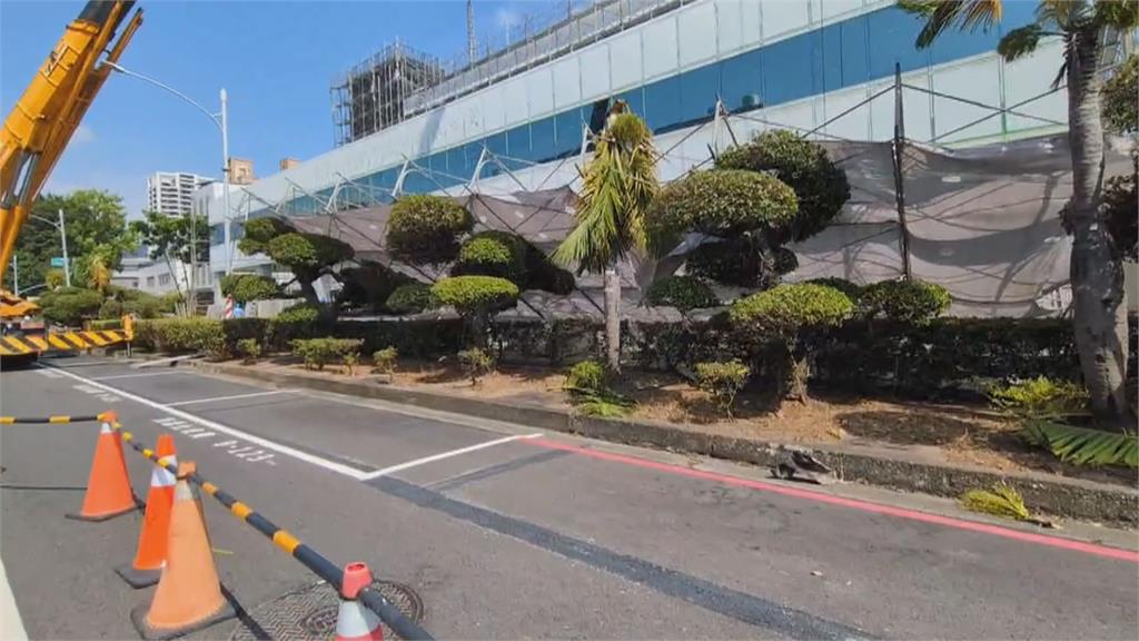 白海豚進逼颳六級陣風！　高雄楠梓鷹架倒塌砸中多車