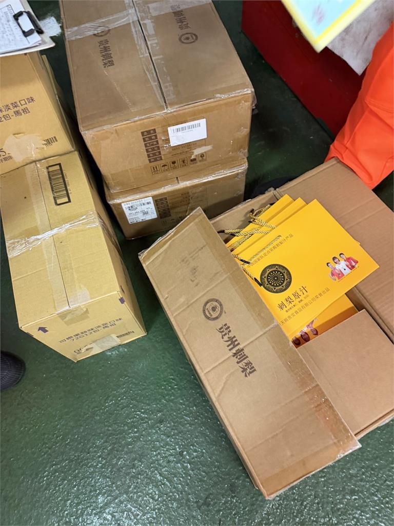 超愛喝⋯裝滿整推車！她扛15公升中國刺梨汁搭船抵基隆　海巡邊境攔查