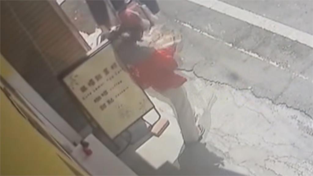 「人瑞級」店貓曬太陽突遭女抱走　飼主心碎發文「把全家還給我們」