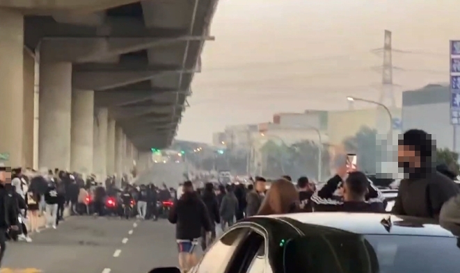 改裝車狂飆好吵！從深夜吵到清晨　警方取締一群人跑了