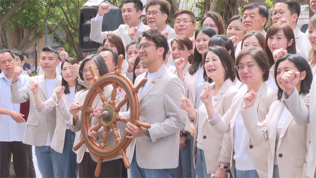 快新聞／蔡英文出手了！親送沈伯洋「神秘禮物」　一席話震撼首都選情