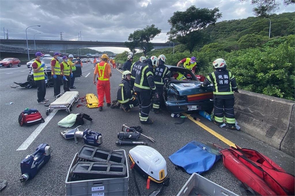 快新聞／國1林口爬坡路段「小客車失控亂衝」！　1男傷重不治