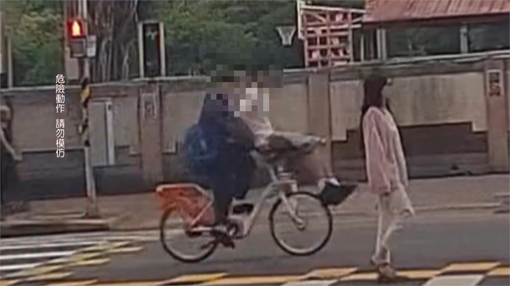 好危險！YouBike電輔車雙載　「男上加男」邊騎還邊自拍