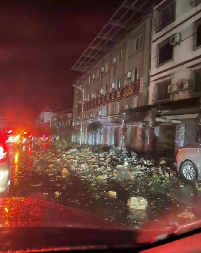 「劇烈搖動」畫面曝光！中國四川凌晨6.0強震　逾百間民宅毀損