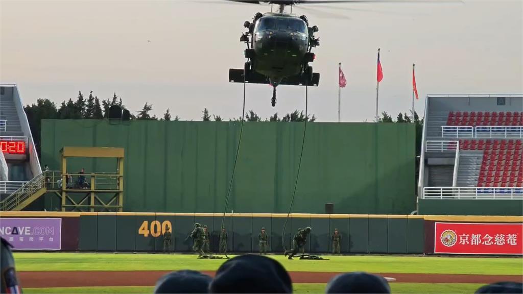 超震撼！慶祝93軍人節　黑鷹直升機現身桃園棒球場