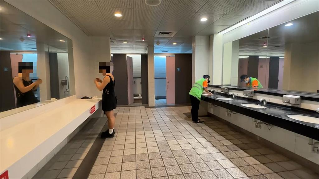 長髮女趴坐北捷廁所化妝台自拍　無視請勿做踏告示、網友批超誇張