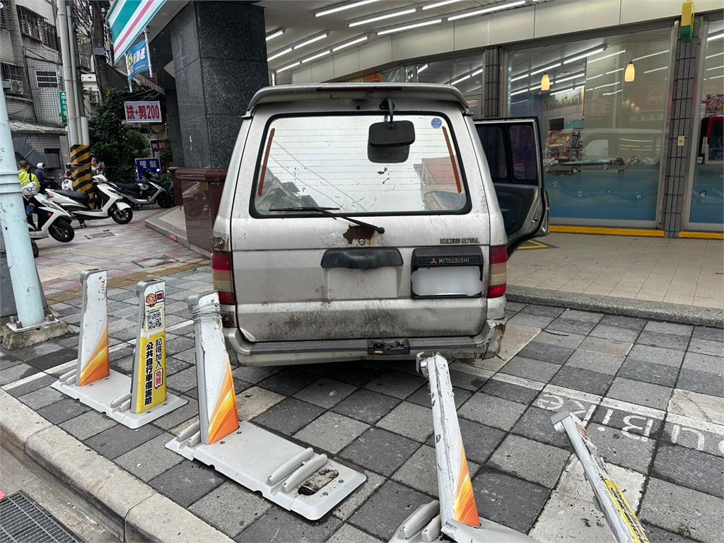 快新聞/車輛衝撞超商!UBIKE站遭殃、玻璃門碎裂 駕駛稱吃感冒藥精神不濟