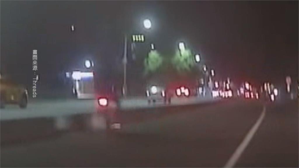 白車橫躺路中四輪朝天! 台中女駕駛撞路邊車輛翻車