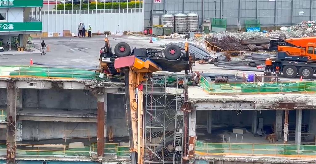 快新聞／北市京華城舊址吊車「倒栽蔥」翻覆　駕駛受困警消急救援