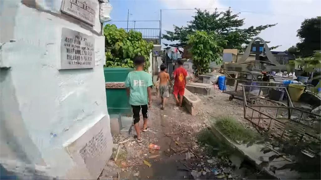 墳墓裡的孩子！走訪菲律賓背光處　台灣旅人被震撼：他們與死者同居