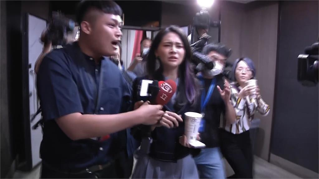 賴品妤控遭中天記者推倒　民進黨爆他「貼身騷擾慣犯」