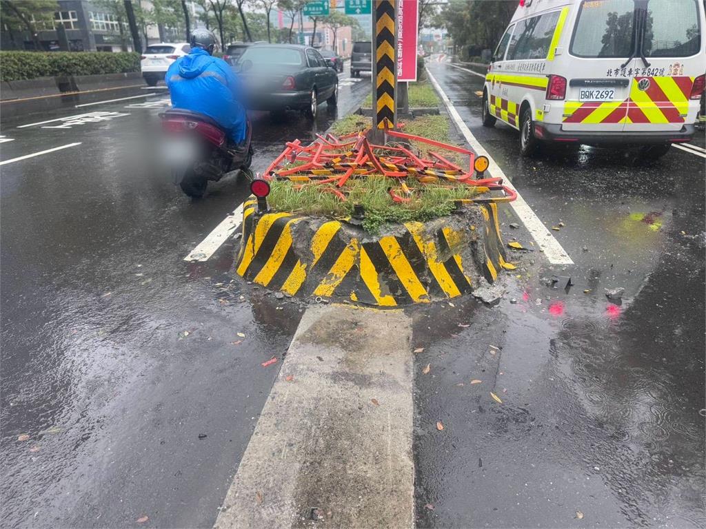 快新聞/天雨路滑釀禍!多元計程車自撞堤頂大道分隔島 乘客拋飛車外傷重不治