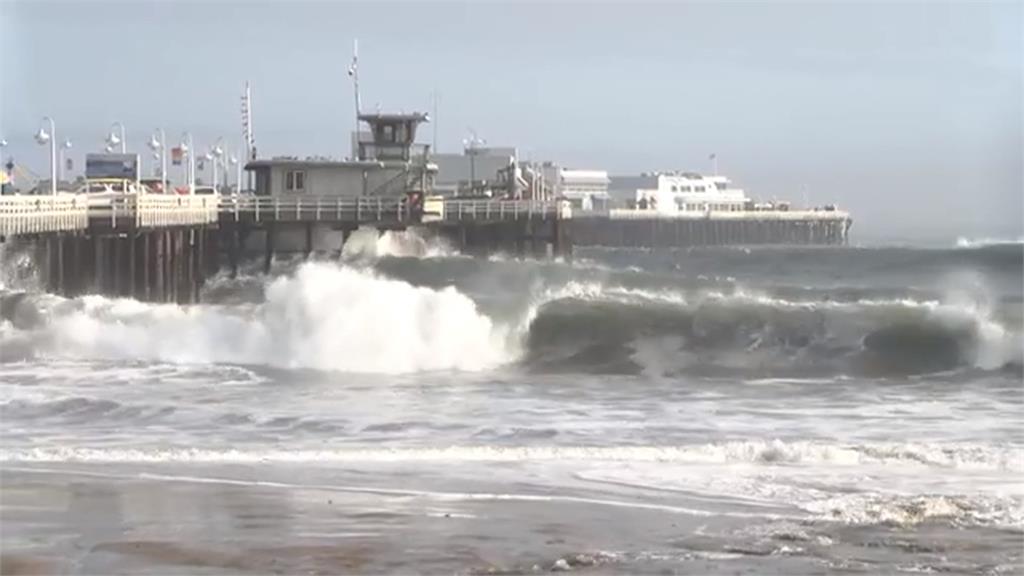 冬季風暴襲擊海岸掀巨浪 美國加州碼頭倒塌3人落海