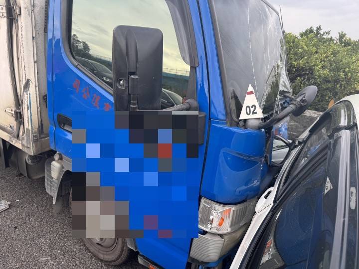 最新／國道1號彰化市路段小貨車撞2車　白車成廢鐵1人輕傷