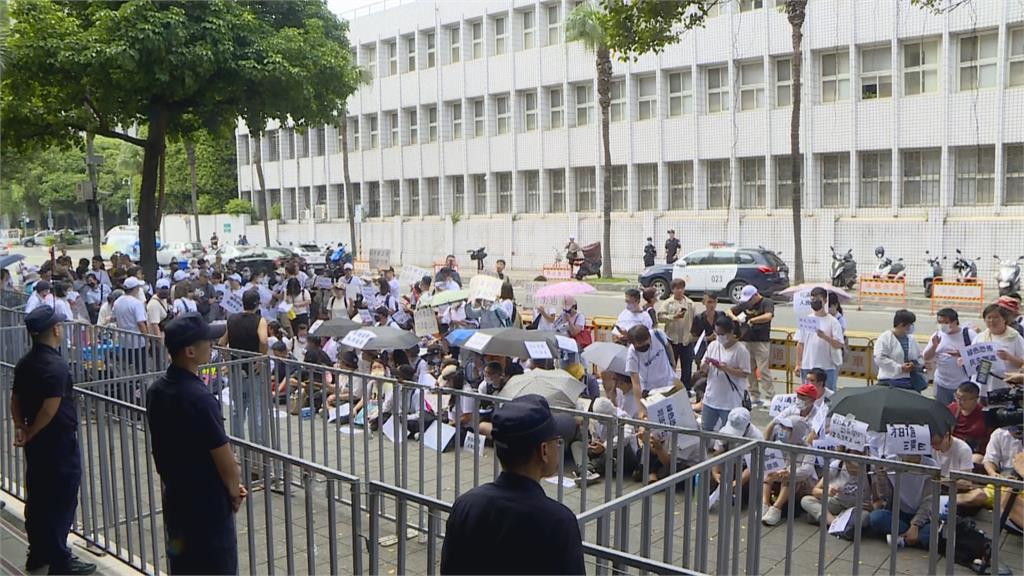 快新聞/四叉貓到北檢外開直播! 開酸:我現在可以喊全黨挺貪腐嗎?