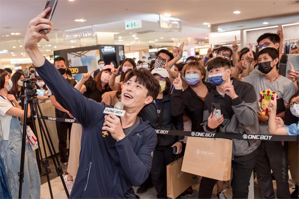 龍語申擔任ONE BOY一日店長 分享消暑穿搭小撇步