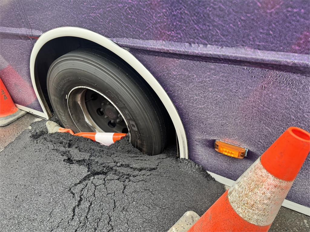 快新聞／開到一半掉下去！林口公車慘陷瀝青「輪胎剩半顆」　半小時才脫困