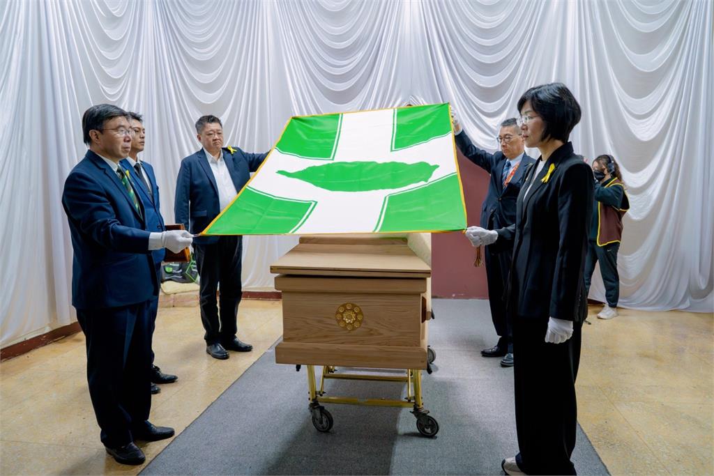 快新聞/政壇人士齊聚張瑞山告別式弔唁 靈柩覆蓋民進黨旗「一生奉獻民主」