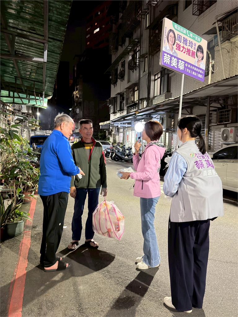 新人出奇招！蔡美華跟垃圾車送濕紙巾拜票  宣導春節清運資訊