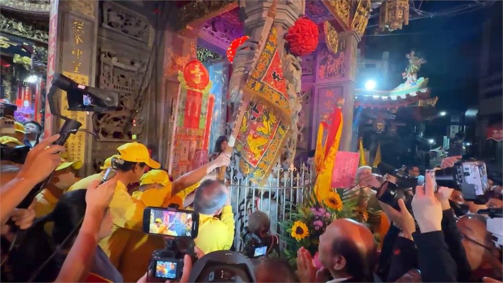 「粉紅超跑」旋風! 白沙屯媽祖放頭儀式揭序幕
