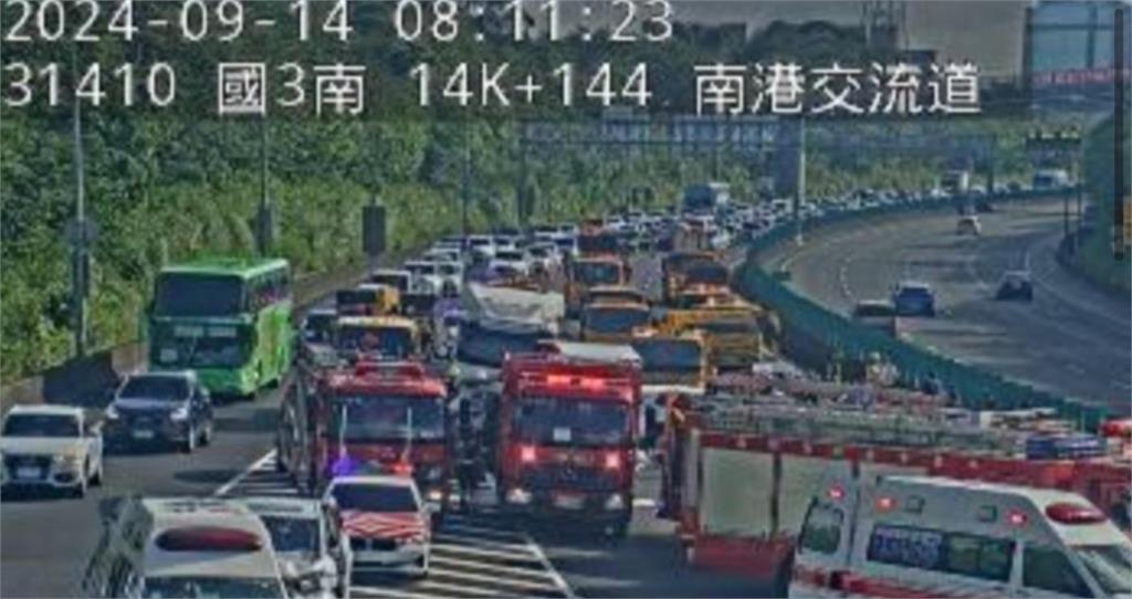 快新聞/用路人注意!國3一早「6車追撞」傷亡不明 救護車出動救援