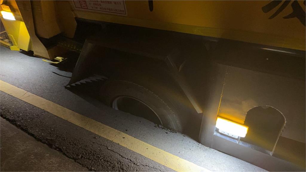 竹市道路下陷出現坑洞 垃圾車卡住動彈不得