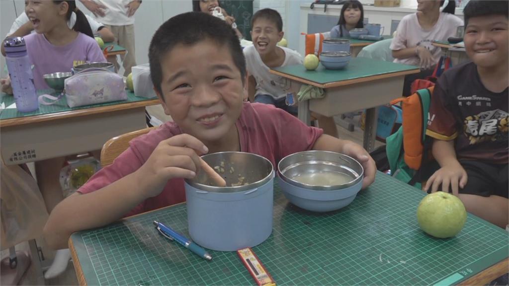 專精料理品質 新生國小校廚獲「金帽獎」肯定