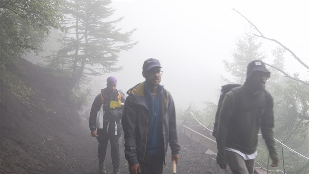 山梨縣管制富士山亂象　通宵攻頂民眾大減4分之3